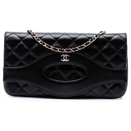 Chanel Pochette 31 en veau froissé verni noir avec chaîne