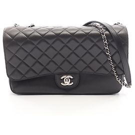 Chanel Matelassé Schultertasche aus schwarzem Leder