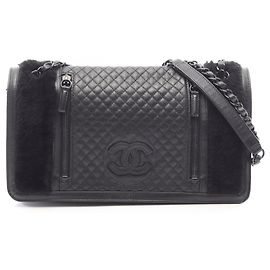 Chanel Matelassé Schultertasche aus schwarzem Leder
