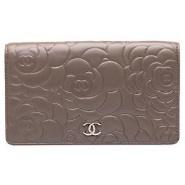 Cartera larga Chanel Coco Mark Camellia grabada