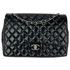Bolso de hombro Maxi Chanel Double Flap en piel charol negra