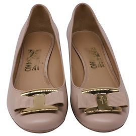 Salvatore Ferragamo Salvatorre Ferragamo Keilabsätze aus Lackleder in Nude