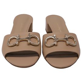 Salvatore Ferragamo Zapatos de tacón bloque Salvatorre Ferragamo en cuero Nude