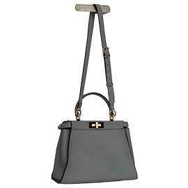 bolso Fendi Peekaboo MM en cuero gris