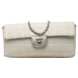 Bolsa de ombro Chanel New Travel Line em nylon branco, modelo East West com aba