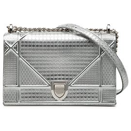 Borsa a tracolla Diorama con patta Microcannage in vernice metallizzata argento, dimensione Medium