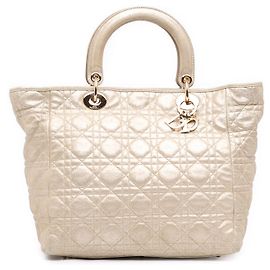 Goldene Soft Lady Dior Tote Bag Medium aus irisierendem metallischem Lammleder Cannage