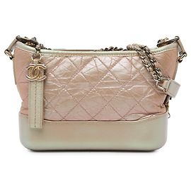 Chanel Gabrielle Hobo Crossbody Tasche Small aus irisierendem genarbtem Kalbsleder in Pink