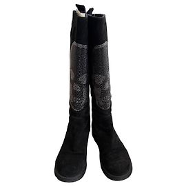 Autre Marque Hohe schwarze Wildlederstiefel mit Nietenschädel
