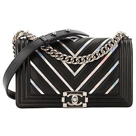 CHANEL - Bolsa de ombro Boy Chanel em couro liso chevron iridescente e preto