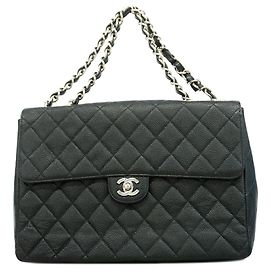 Chanel Schultertasche aus schwarzem genarbtem Kalbsleder