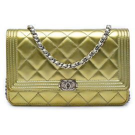 Portefeuille Chanel Boy Wallet on Chain en cuir verni métallisé bicolore doré matelassé