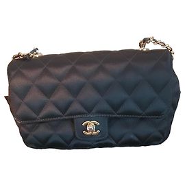Bolsa Chanel preta em cetim