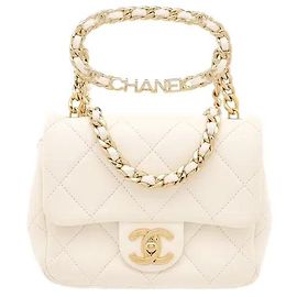 Chanel Eine Tasche, die durch einen klassischen gesteppten Korpus mit Griffdetails eine noch elegantere und anspruchsvollere Stimmung vermittelt. Weiches Leder harmoniert mit dem charakteristischen Kettenriemen für einen
