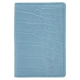 Louis Vuitton Un portacarte di prestigio realizzato in lussuoso pelle di coccodrillo dalla texture opaca. Il motivo sofisticato e originale, distintivo della pelle di coccodrillo, conferisce un'aura unica, e nella sua forma slim