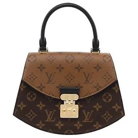 Louis Vuitton Un prodotto che reinterpreta in chiave moderna il design heritage del brand, combinando la tela Monogram con la tela Monogram Reverse. La silhouette strutturata con patta e l'ornamento S-lock in tono oro sul davanti aggiungono