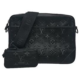 Confeccionado no icônico couro de bezerro Monogram Shadow da Louis Vuitton, este modelo oferece uma sensibilidade sofisticada através da sua textura macia e do padrão de logótipo subtilmente gravado. O corpo masculino da mala messenger