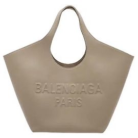 Un prodotto caratterizzato da morbido materiale in pelle e una silhouette rilassata dal drappeggio naturale. Semplici dettagli del logo aggiunti a un corpo ampio catturano l'atmosfera distintamente minimalista di Balenciaga, e