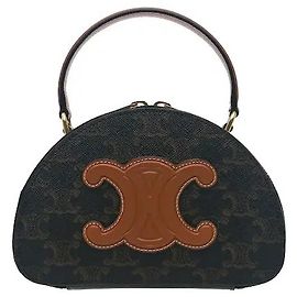 Céline Uma mini mala onde a tela Triomphe emblemática da Celine harmoniza-se elegantemente com acabamentos em couro cor tan. A sua silhueta sofisticada em meia-lua combina-se com o material resistente de tela revestida para mostrar