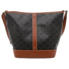 Céline Fabriqué en toile Triomphe, ce modèle est léger et d'une durabilité exceptionnelle, et résiste aux rayures quotidiennes, facilitant ainsi l'entretien même avec un usage régulier. L'iconique