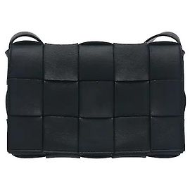 Una borsa Cassette che reinterpreta in modo audace e moderno l'intreccio Intrecciato, firma di Bottega Veneta. Realizzata in pelle flessibile ma robusta, mantiene una silhouette definita senza deformarsi.