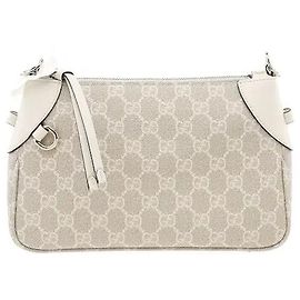 Un bolso de hombro que transmite un aire clásico a través de la armonía del icónico estampado GG Monogram de Gucci y lujados acabados en cuero. Fabricado en un material de lona revestida resistente, destaca por su durabilidad