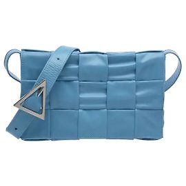Una borsa a tracolla Cassette realizzata con l'iconica tecnica di intreccio Intrecciato di Bottega Veneta. L'ampia struttura in pelle intrecciata regala una vivida sensazione tridimensionale, e una morbida e resistente pelle di vitello.