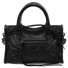 Balenciaga Una borsa che esprime una sensibilità unica attraverso l'armonia del materiale in pelle d'agnello Arena vintage e audaci dettagli borchiati. Una texture stropicciata tridimensionale e un manico intrecciato aggiungono eleganza, e anche in