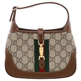 Das klassische GG Supreme Canvas-Material harmoniert mit luxuriösen Lederbesätzen für eine anspruchsvolle Stimmung. Das goldfarbene Piston-Verschlusselement, das das Erbe des Hauses Gucci in sich trägt, wirkt sinnlich