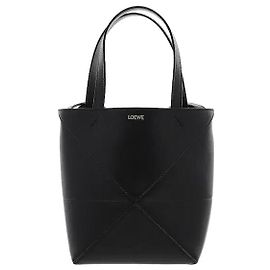 Un design che mette in risalto le distintive linee di taglio geometriche di Loewe, caratterizzato da una silhouette flessibile e tridimensionale. La sua struttura originale che si piega accuratamente lungo le linee di cucitura lo rende pratico
