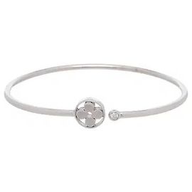 The Idylle Blossom Twist bracelet showcases Louis Vuitton's signature Monogram flower motif. Made in a flexible bangle silhouette, it softly wraps the wrist, and blends elegantly whether worn alone