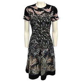 Valentino Garavani Valentino Black Multi ausgestelltes Midi-Kleid mit kurzen Ärmeln aus Blumen- und Vogel-Jacquard