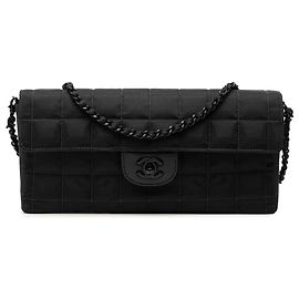 Borsa a tracolla Chanel New Travel Line in nylon nero, modello East West con patta