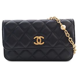 Borsa a tracolla Wallet On Chain Chanel CC in pelle d'agnello matelassé smaltata e perle, nera
