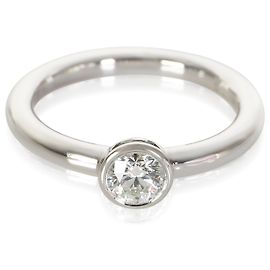 Bague de fiançailles solitaire Tiffany & Co. diamant taille brillant rond 0.38 ct serti bezel