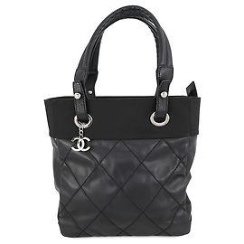 Sac Cabas Chanel Paris Biarritz en toile enduite matelassée noir Small