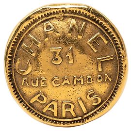 Broche Medallón Chanel Gold Plated 31 Rue Cambon Dorado