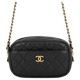 Chanel Small CC Quilted Camera Bag aus schwarzem Lammleder