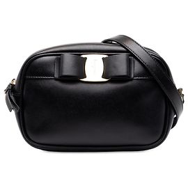 Salvatore Ferragamo Ferragamo Vara Bow Camera Bag aus schwarzem glattem Kalbsleder