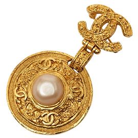 Spilla a medaglione Chanel Gold CC placcata oro con perle finte
