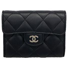 Porta-cartões Chanel em pele de cordeiro preta