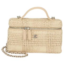 Trousse de toilette Slim Vanity Case en raphia beige Chanel avec chaîne