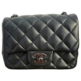 Chanel Mini Classic Flap "So Black" – Lambskin preto & Hardware preto – Excelente estado