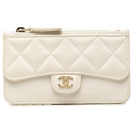 Portacarte con zip e patta Chanel White CC Quilted Caviar