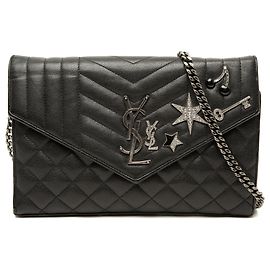 Autre Marque Portafoglio a busta con catena Saint Laurent in pelle di pecora nera Triquilt con ciondoli monogramma