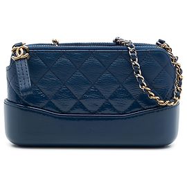 Clutch Gabrielle de couro de bezerro envelhecido patente matelassado azul com zíper duplo e corrente Chanel