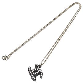 Collar con colgante de logotipo Chanel Silver CC en resina de latón y strass