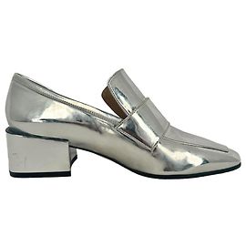 Mocasines Stuart Weitzman Sawyer de tacón bloque en piel charol plata metalizado
