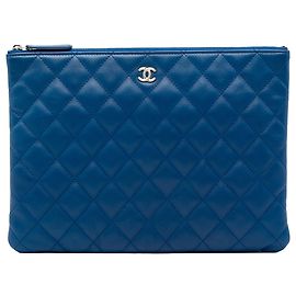 Clutch Chanel Medium Quilted Lambskin O Case Azul