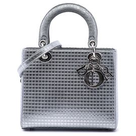 Bolso Lady Dior Medium de charol metalizado Microcannage Plateado